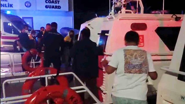Ege'nin Kalbinde Denizde Yaşam Mücadelesi: Sahil Güvenlik'ten Kritik Kurtarma Operasyonu