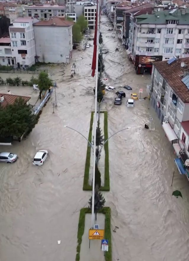 Samsun'un Havza İlçesinde Sağanak Felaketi: Cadde ve Sokaklar Göle Döndü, Ulaşım Felç Oldu