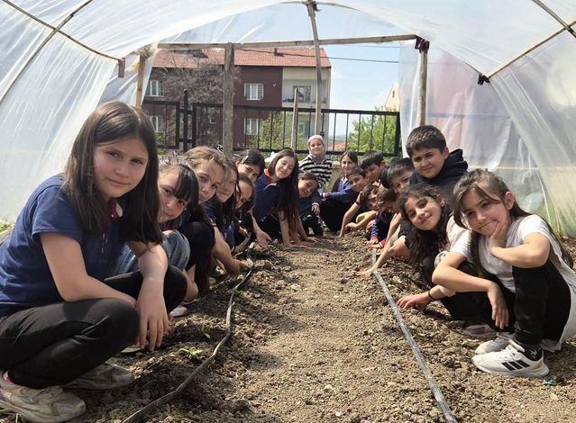 Altıntaş'ta Yeşil Bir Geleceğin Tohumları Ekiliyor: Minik Ellerden Ekolojik Tarım Seferberliği