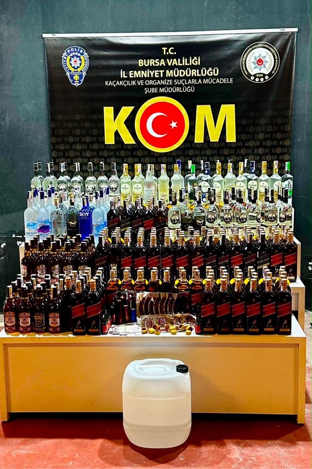 Bursa'da Halk Sağlığını Tehdit Eden Sahte Alkol Şebekesine Ağır Darbe: Yüzlerce Şişe Zehirli Ürün Ele Geçirildi