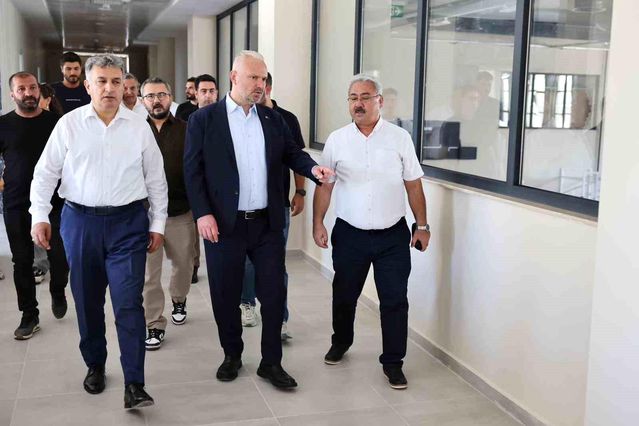 Menemen'de yapımı süren yeni gençlik merkezinde inceleme