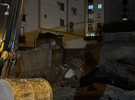 Çekmeköy'de inşaatın istinat duvarı çöktü; 5 katlı bina tahliye edildi
