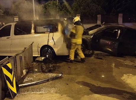 Sultanbeyli'de kaza yapan otomobil alev aldı! Sürücü ve araç sahipleri arasında tartışma çıktı