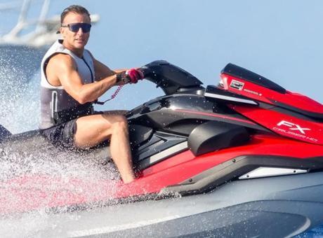 Macron'un son fotoğrafına tepkiler çığ gibi büyüyor! 'Fransa yanarken jet ski keyfinde'