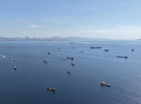 Karadeniz’e geçemeyen gemiler Marmara’ya yığıldı: Dev filo yoğunluğu