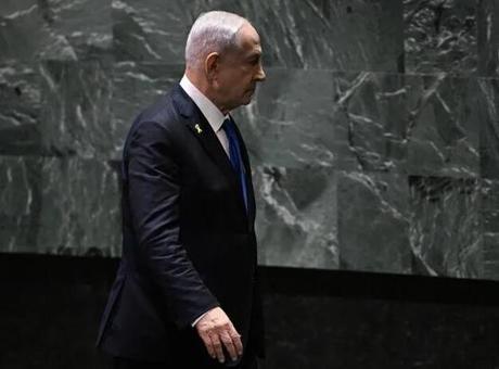 BM'de dev protesto! Tutuklanma emri olan Netanyahu boş salona konuştu