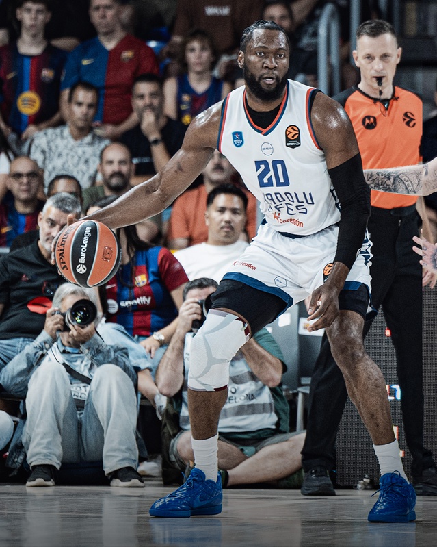 Mike James 22 sayı attı ama Anadolu Efes deplasmanda Barcelona'ya 89-82 yenildi