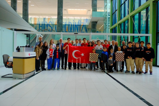 Milli satranççılar Semerkant'taki olimpiyatın ardından İzmir'de karşılandı