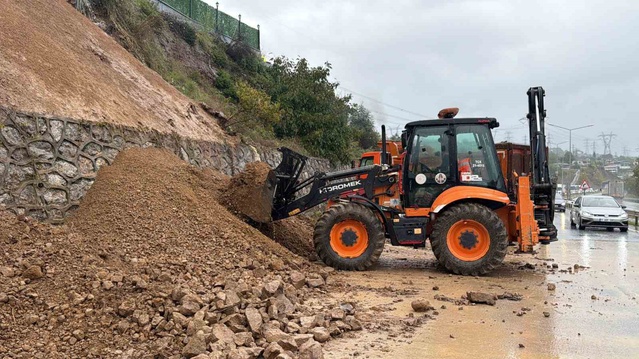 Sakarya D-100'de Toprak Kayması Ulaşımı Felç Etti: Yoğun Yağışlar Bölgeyi Vurdu