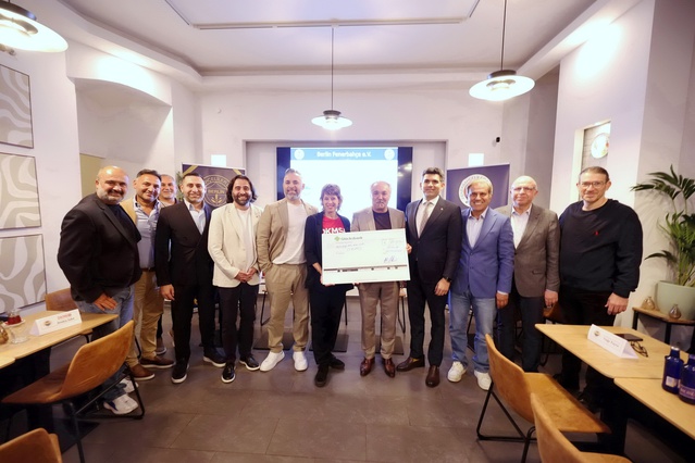Berlin Fenerbahçeliler Derneği, 15 bin 320 avroyu kan kanseri için DKMS'ye bağışladı