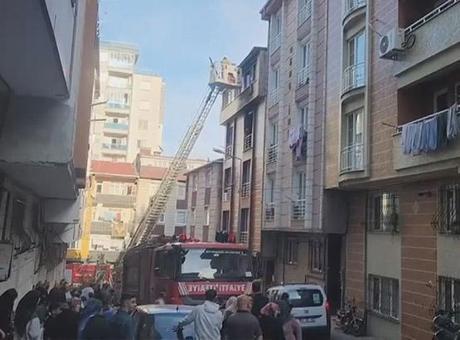 Esenyurt'ta 5 katlı binada yangın! Mahsur kalan 5 kişi kurtarıldı