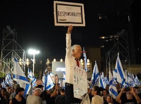 İsrail'de seçim öncesi fırtına! On binlerce Netanyahu muhalifi Tel Aviv'de toplandı