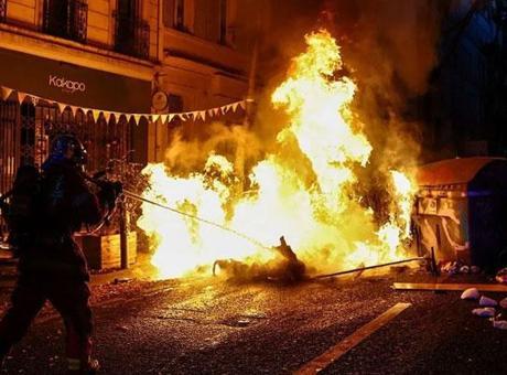 Sarı Yelekliler Fransa’yı salladı: 1314 gözaltı, yangınlar ve yağmalama